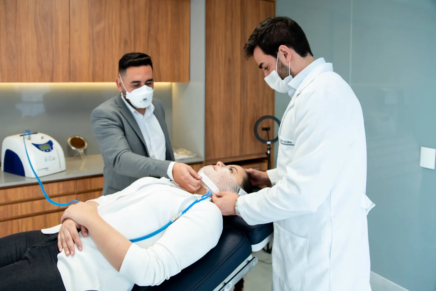 Equipe da Clínica Bim durante atendimento a uma paciente