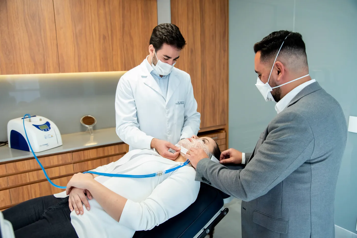 Equipe da Clínica Bim em atendimento no consultório